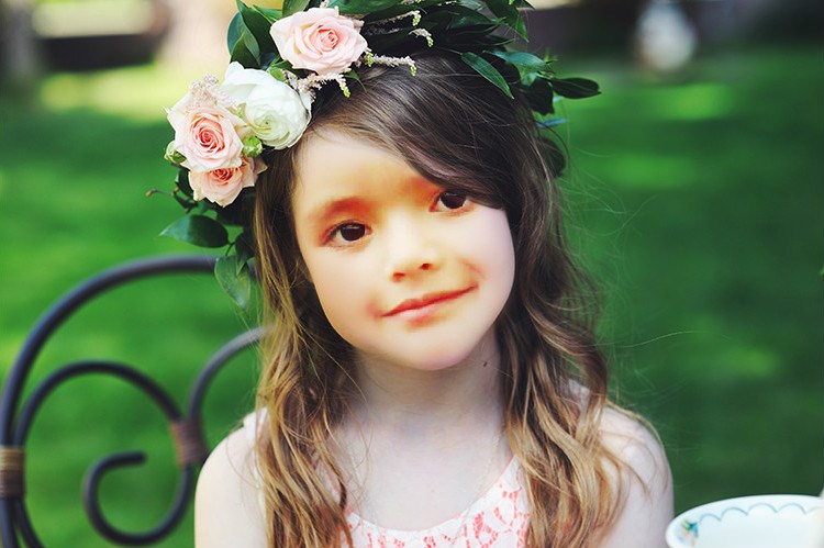 Contrapartida arrendamiento combate Fotomontaje de rostro en una niña con corona de flores - Fotomontajes  Gratis | Fotomontajes Gratis - Como hacer fotomontajes gratis